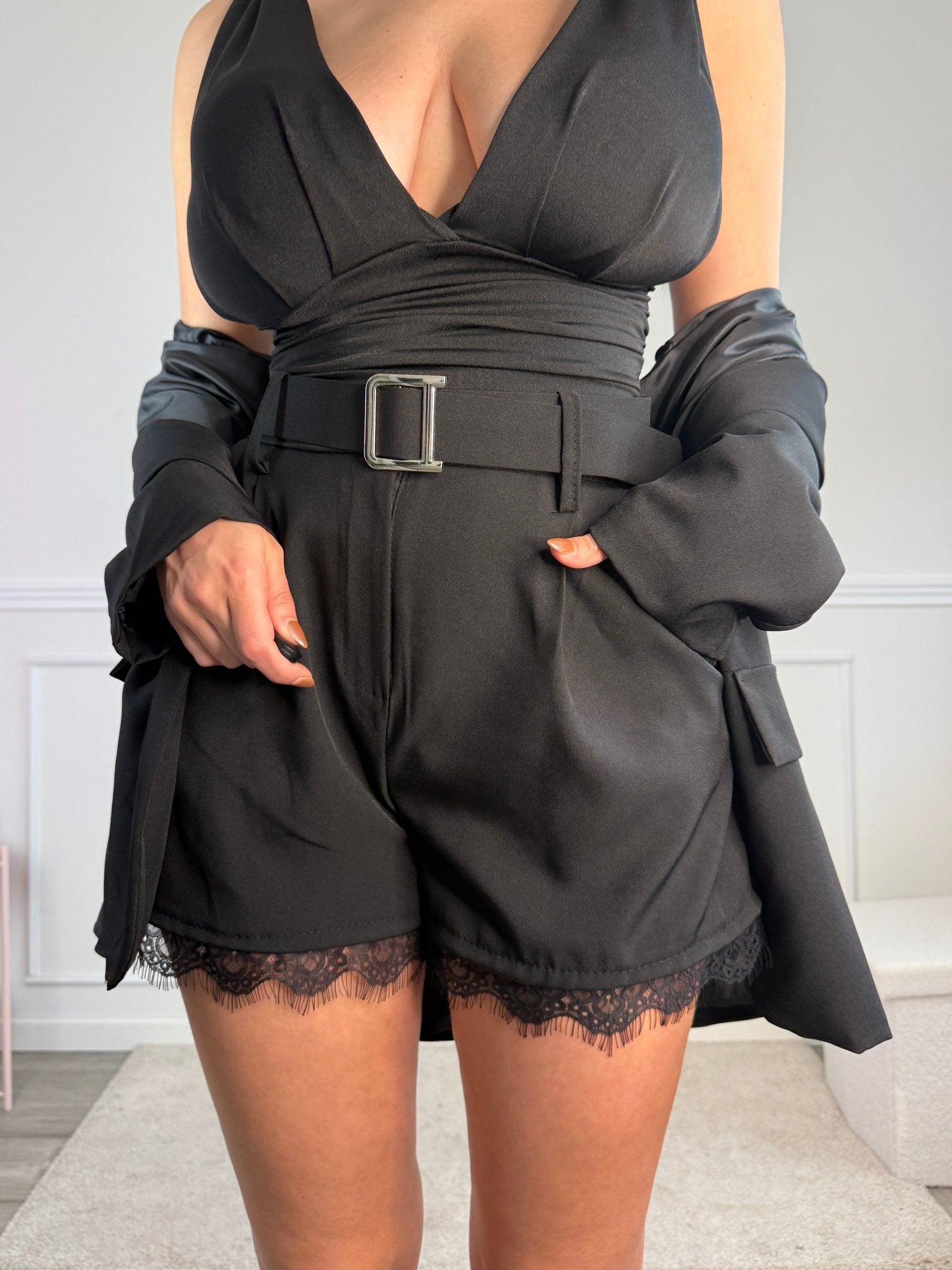 Pantaloncini shorts con orlo in pizzo LOLA - Follie by Alice