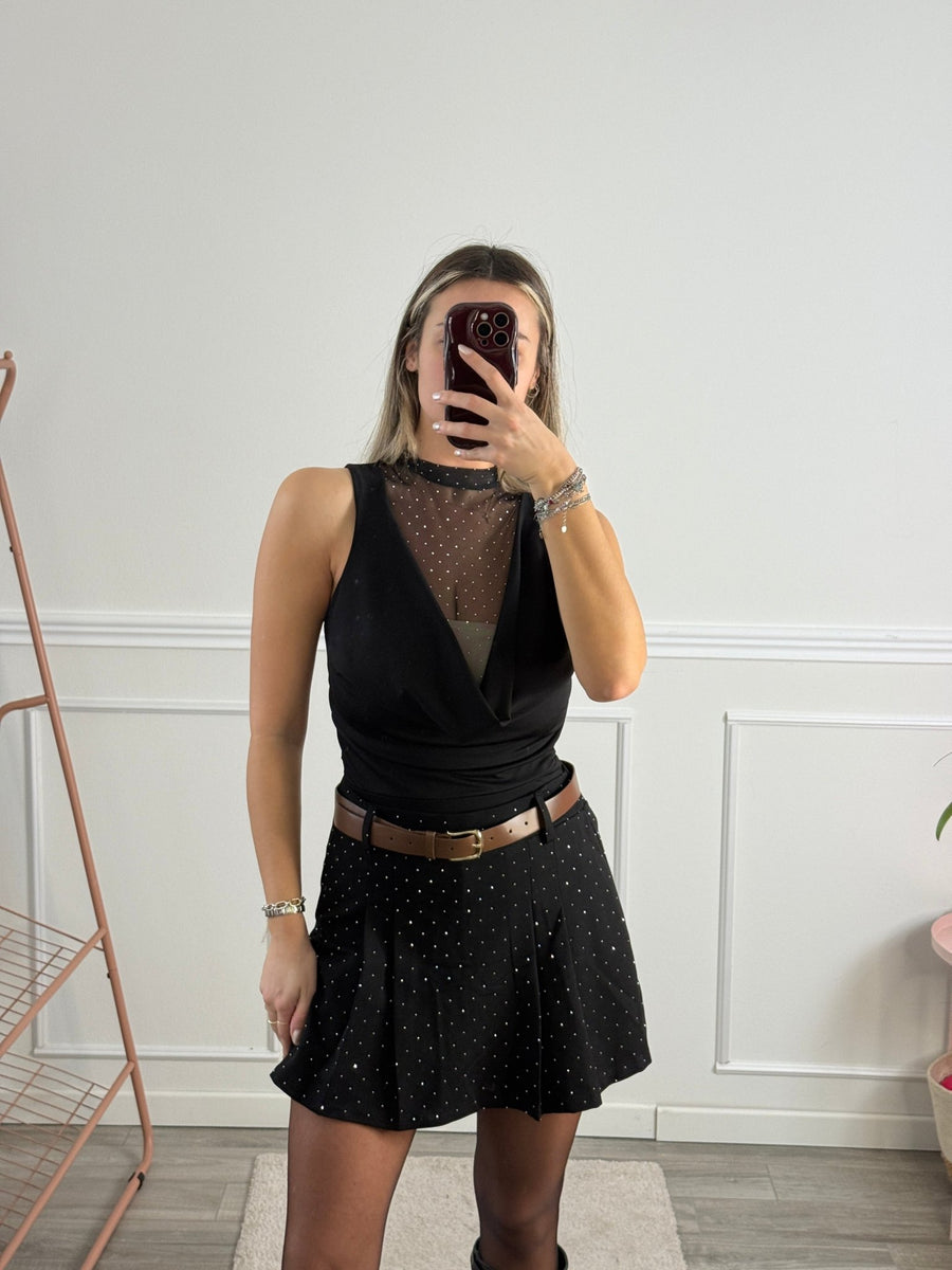 Pantaloncino-gonna plissettato con cintura e strass gioiello