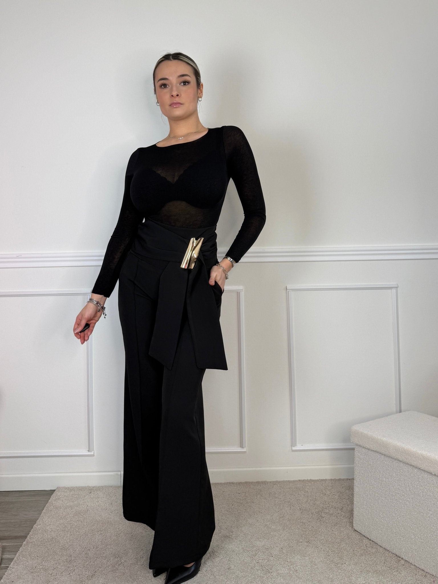 Pantaloni a palazzo con nastro in vita e clip dorata - Follie by Alice