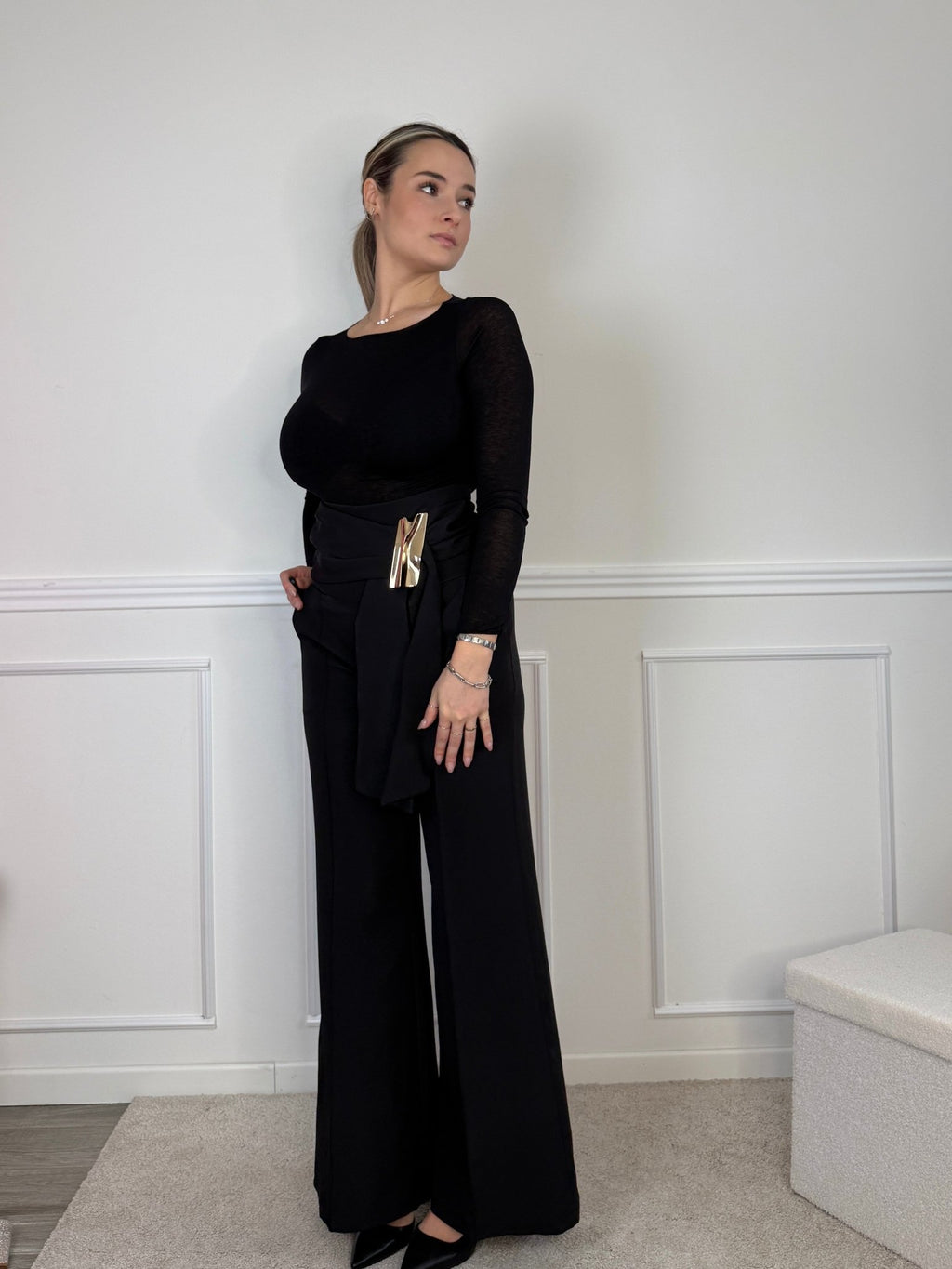 Pantaloni a palazzo con nastro in vita e clip dorata - Follie by Alice