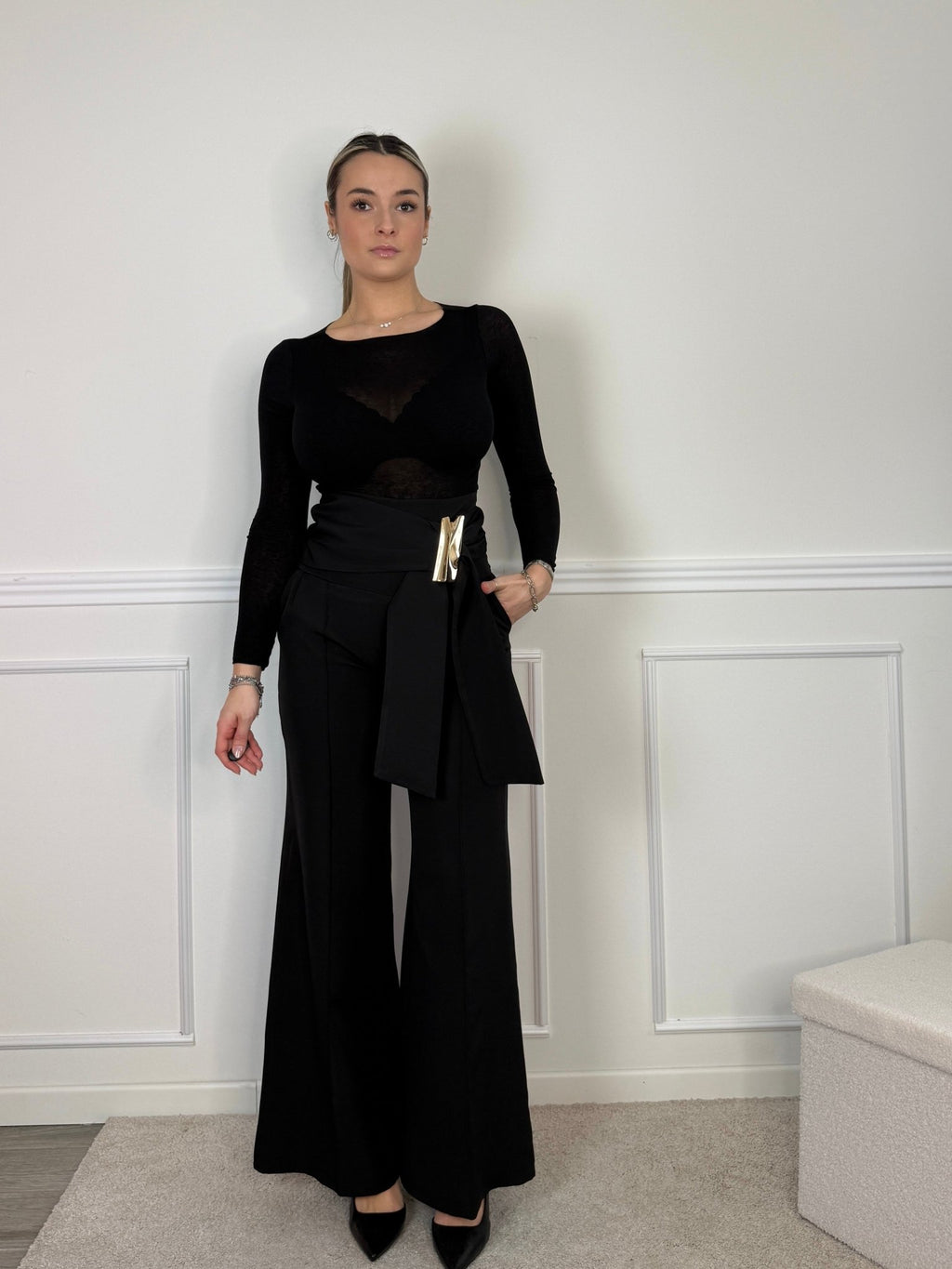 Pantaloni a palazzo con nastro in vita e clip dorata - Follie by Alice
