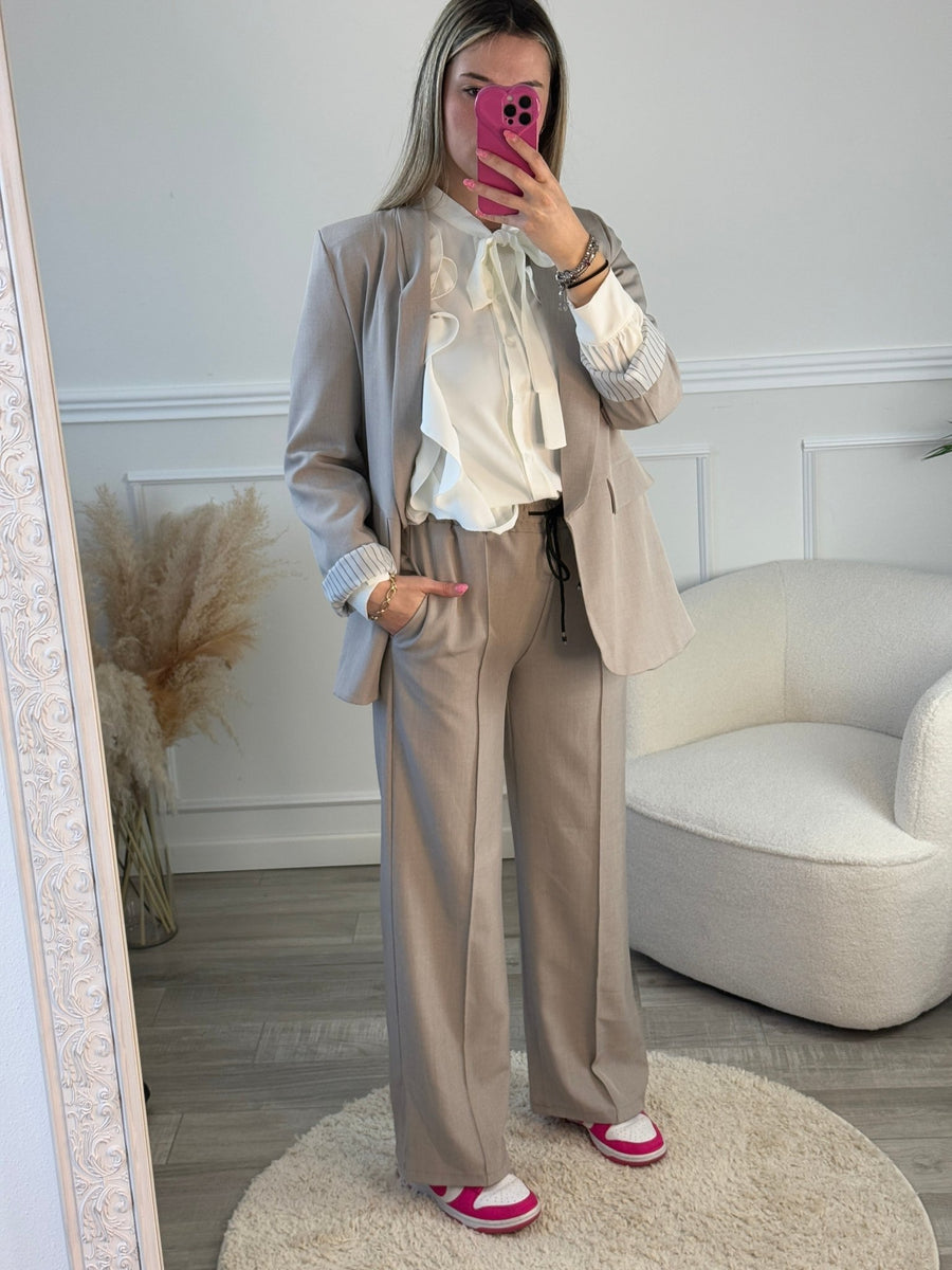 Pantaloni oversize con piega sulla gamba, vita elasticizzata e coulisse a contrasto – alternate