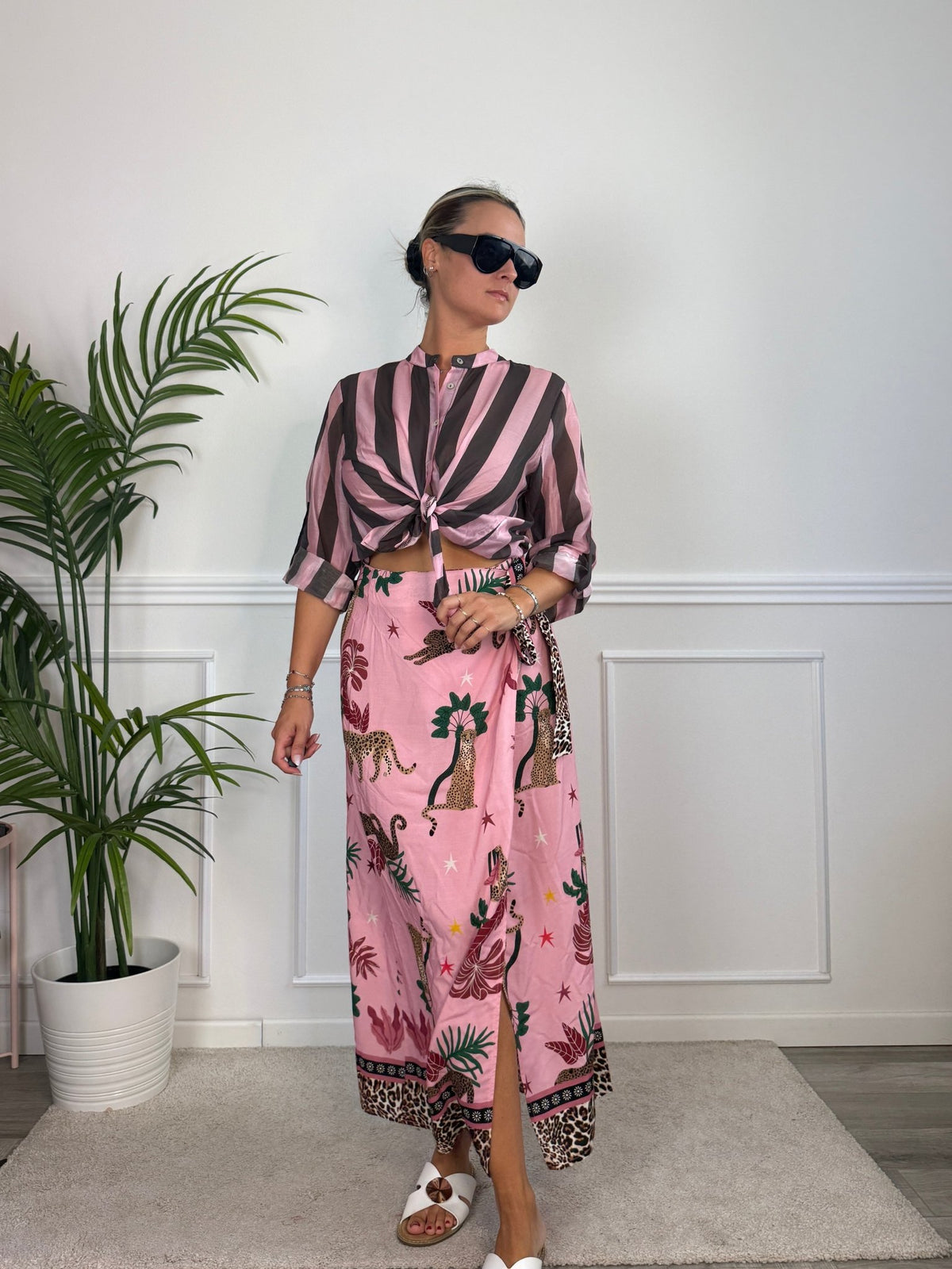 Pareo gonna lungo rosa con stampe animalier e foglie tropicali ISLA - Follie by Alice