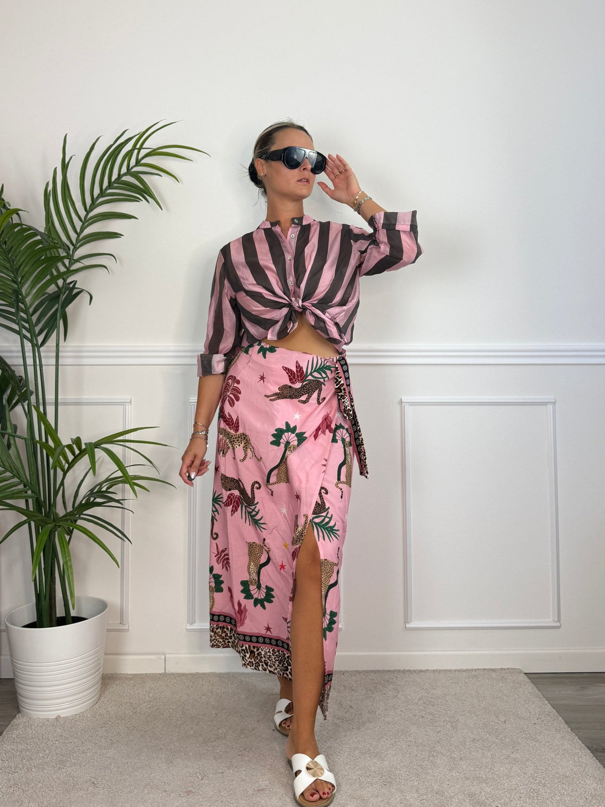 Pareo gonna lungo rosa con stampe animalier e foglie tropicali ISLA - Follie by Alice