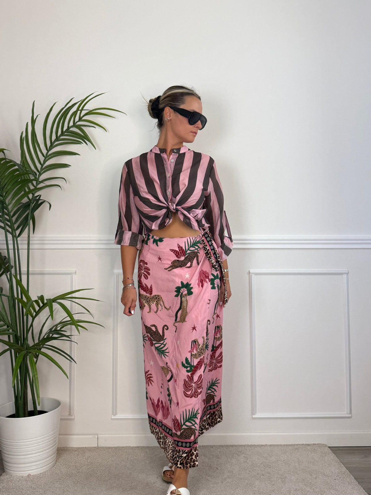 Pareo gonna lungo rosa con stampe animalier e foglie tropicali ISLA - Follie by Alice