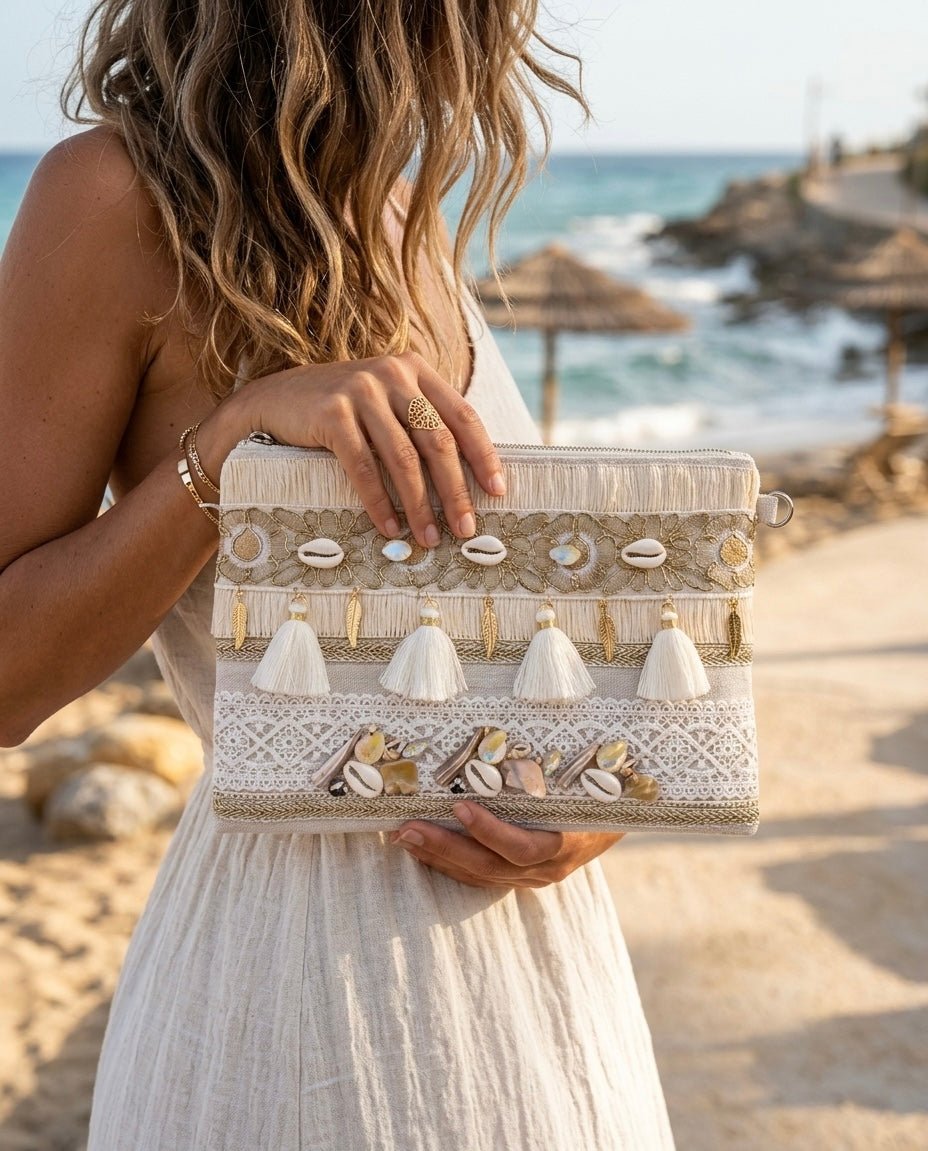Pochette mare in juta con pouf bianchi e conchiglie - Follie by Alice