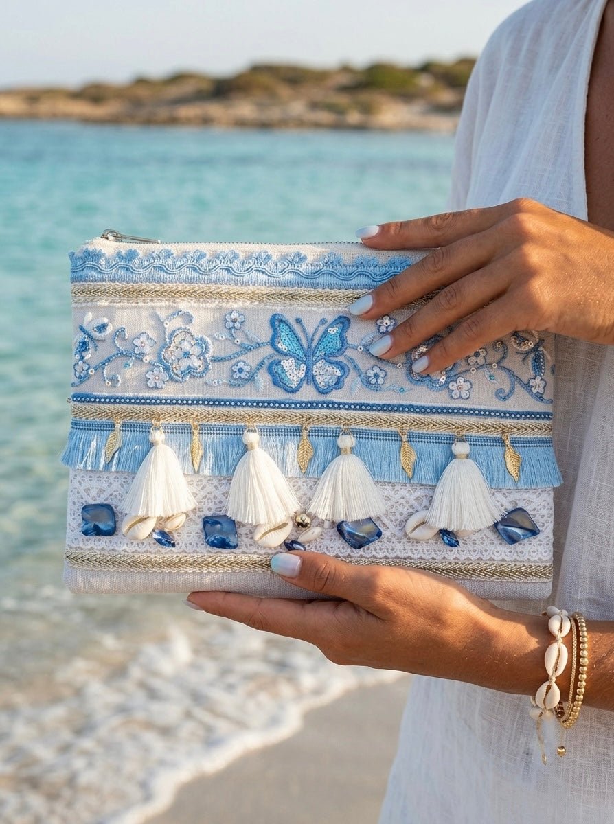 Pochette mare in juta con pouf bianchi e ricami azzurri - Follie by Alice