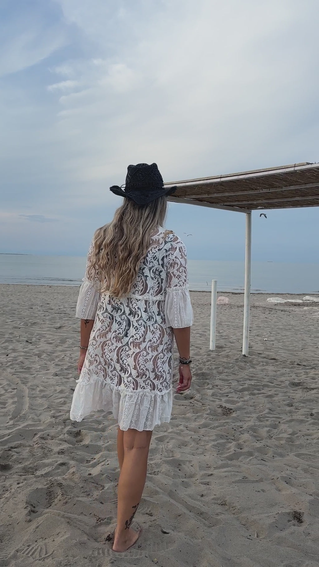Copricostume con ricami all'uncinetto, nappine e dettagli oro - Follie by Alice