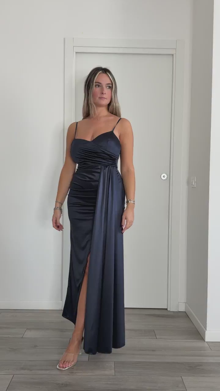 Vestito lungo in raso con drappeggio e spacco