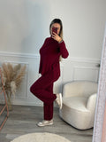 Set completo con maglione collo alto con spacchi e pantaloni oversize