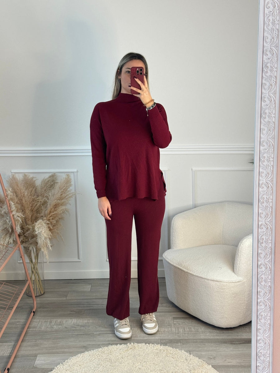 Set completo con maglione collo alto con spacchi e pantaloni oversize – alternate