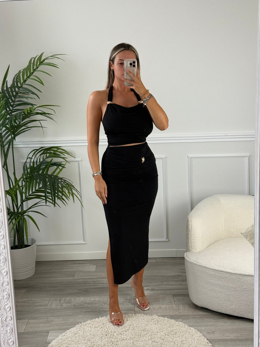 Set con top drappeggiato e gonna lunga con anelli dorati scultura