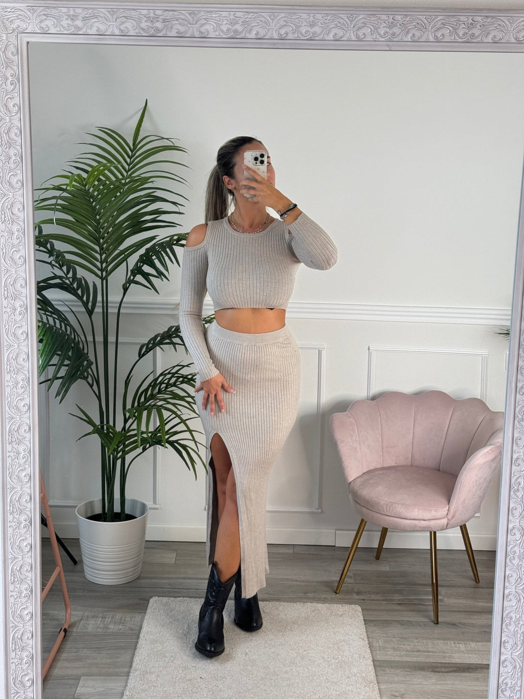 Set LILY top cut-out a maniche lunghe e gonna lunga con spacco a costine