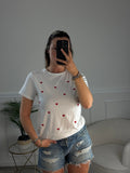 T-shirt bianca con cuoricini rossi ricamati