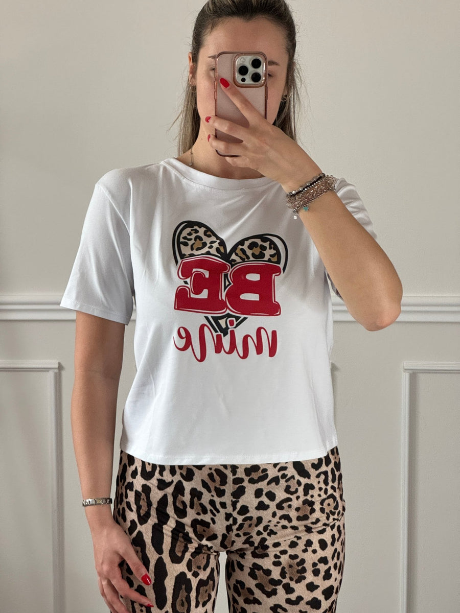 T-shirt bianca con stampa Be Mine e cuore animalier – alternate