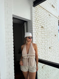 Top a costine con collo halter e fascia in crochet con pendenti