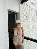 Top a costine con collo halter e fascia in crochet con pendenti