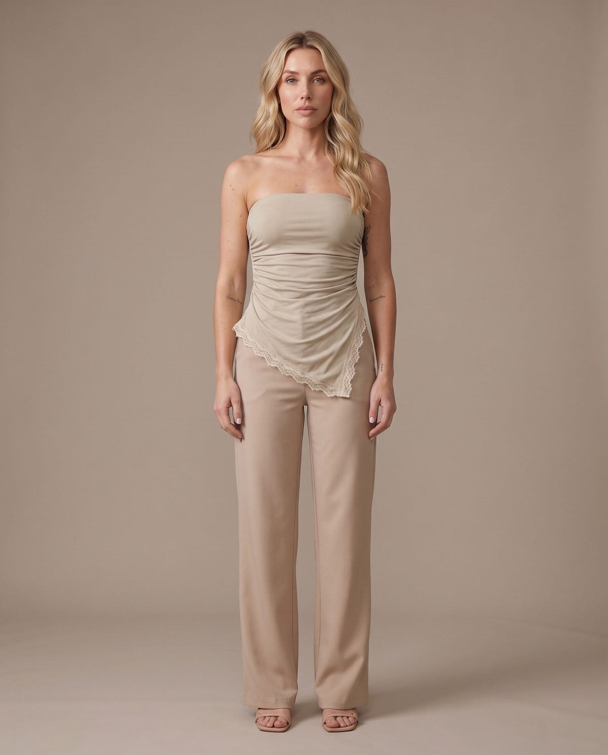 Top a fascia asimmetrico con orlo in pizzo CLEO - Follie by Alice Immagine principale del prodotto