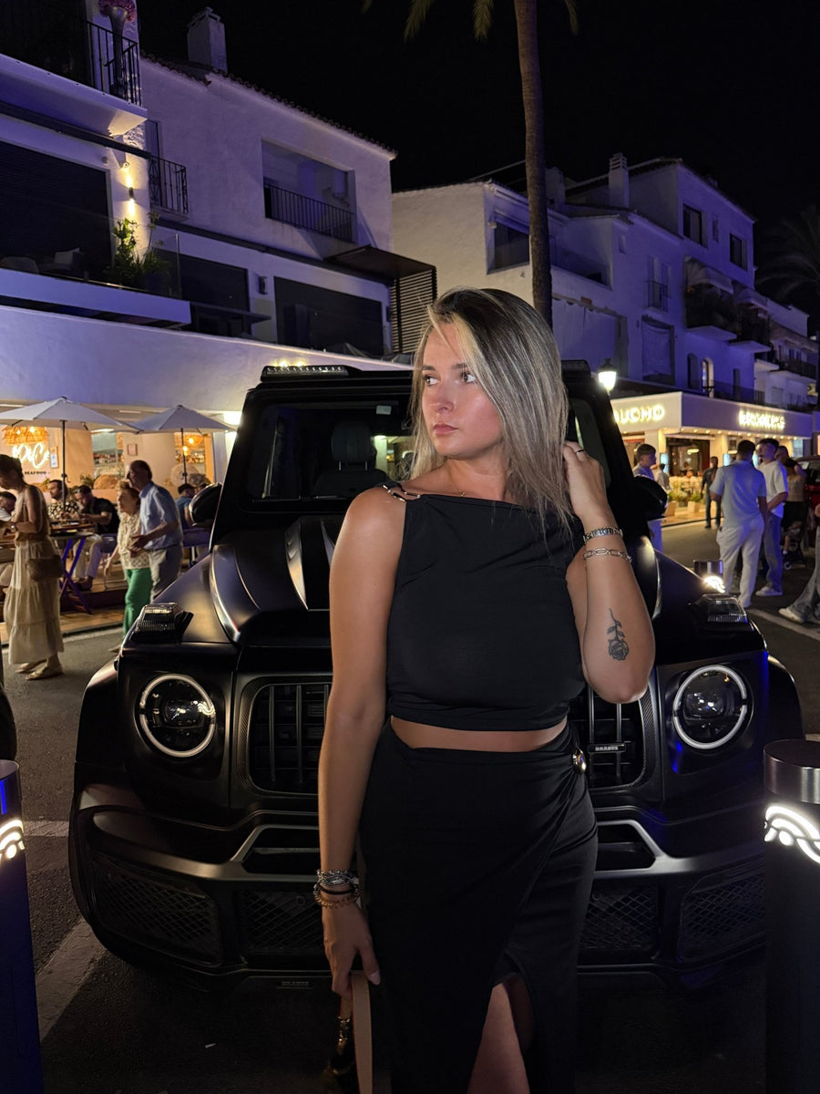 Top corto monospalla con morsetto DRAPED