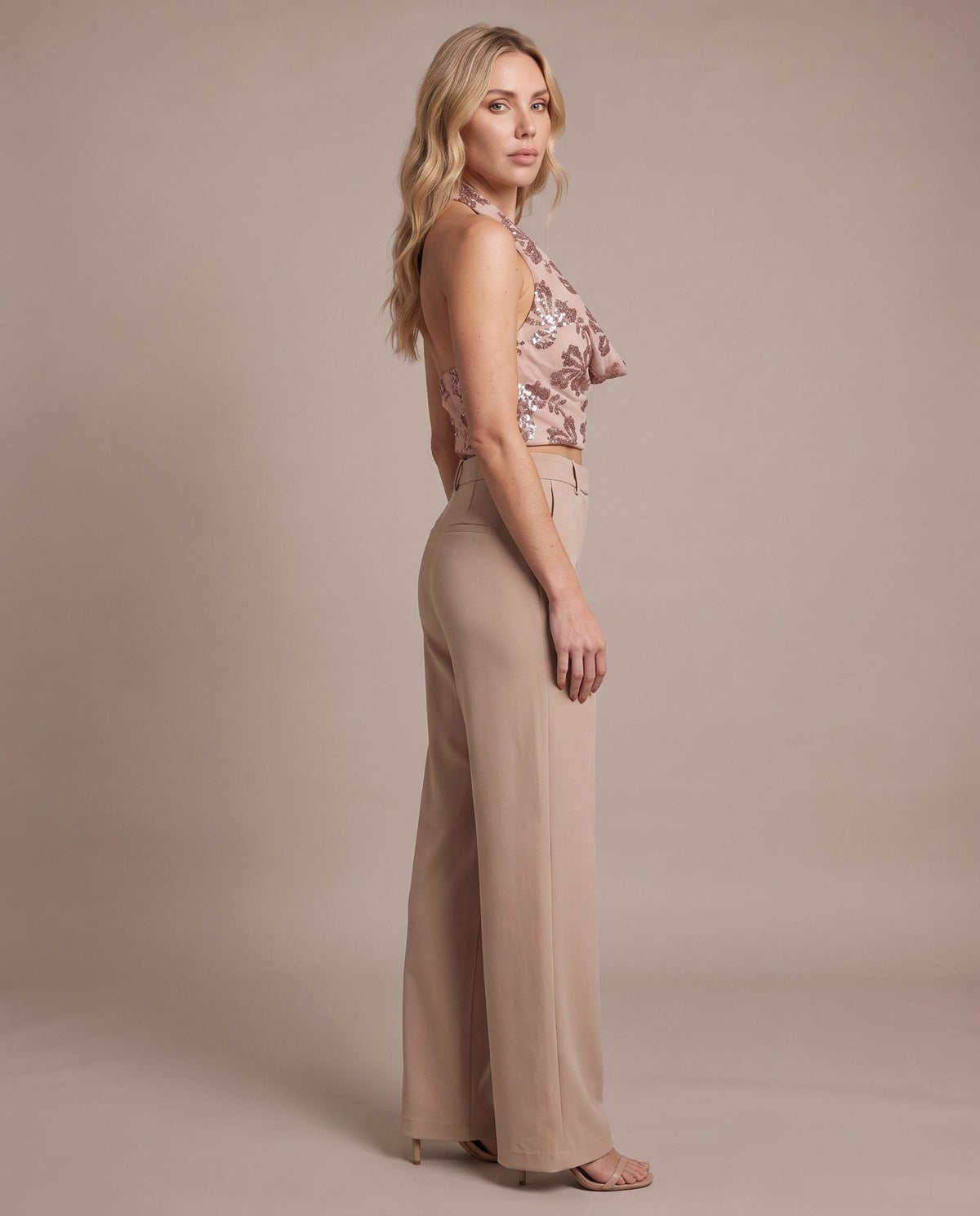 Top corto velato con scollo a cappuccio e paillettes all-over CAMELIA - Follie by Alice