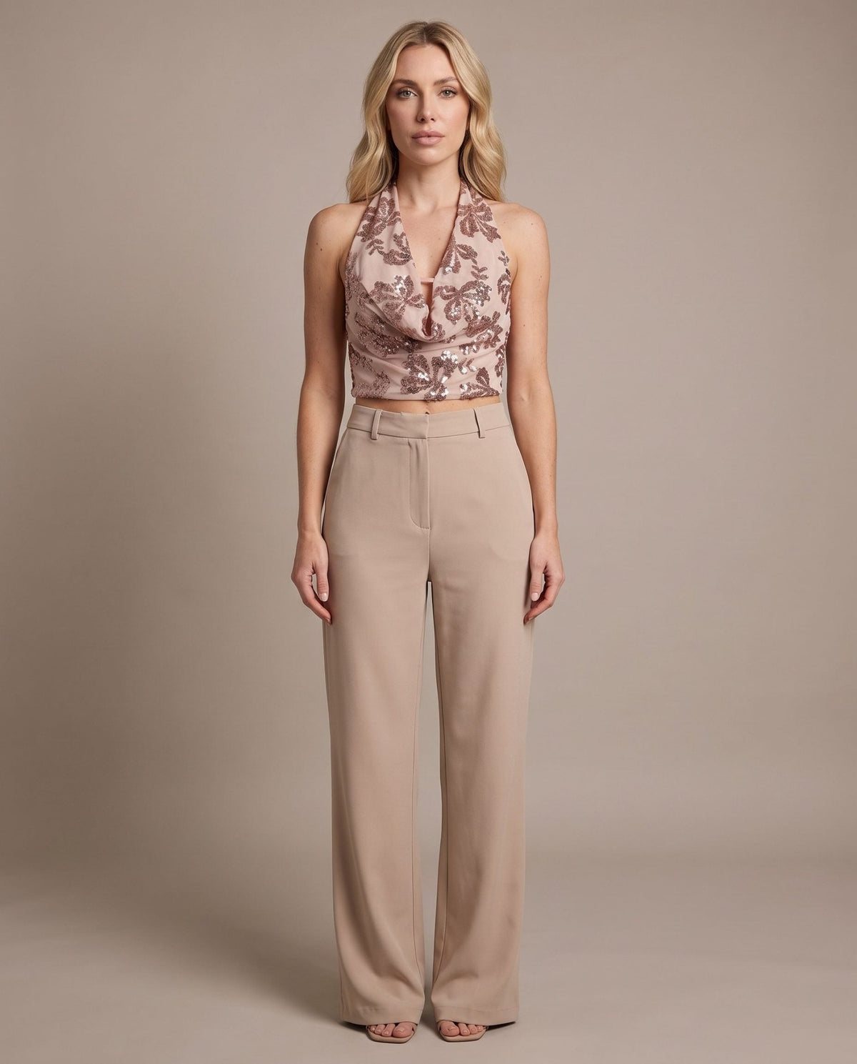 Top corto velato con scollo a cappuccio e paillettes all-over CAMELIA - Follie by Alice Immagine principale del prodotto