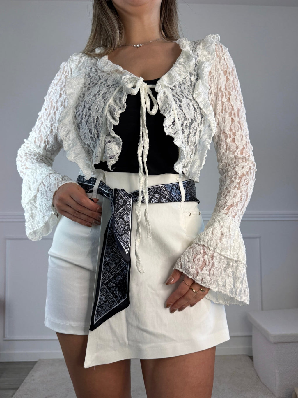 Top in pizzo con rouches e maniche a campana BLANCHE - Follie by Alice