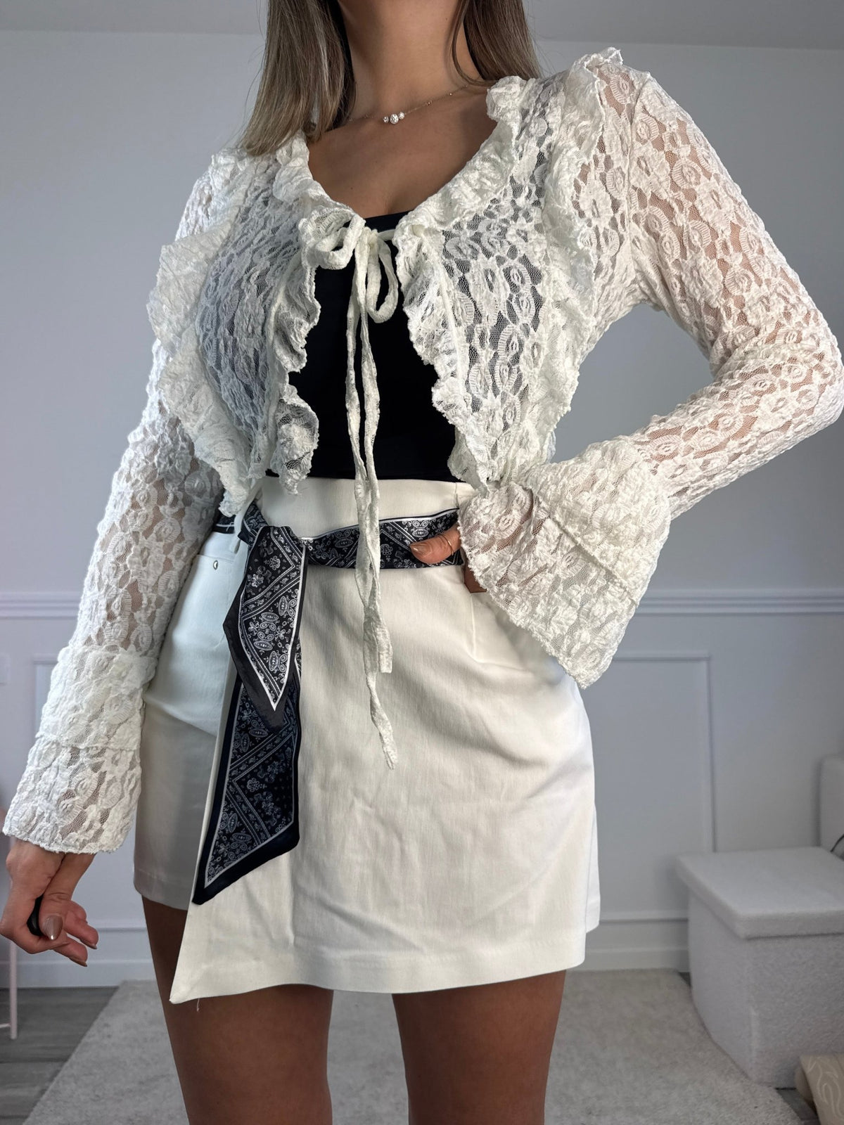 Top in pizzo con rouches e maniche a campana BLANCHE - Follie by Alice