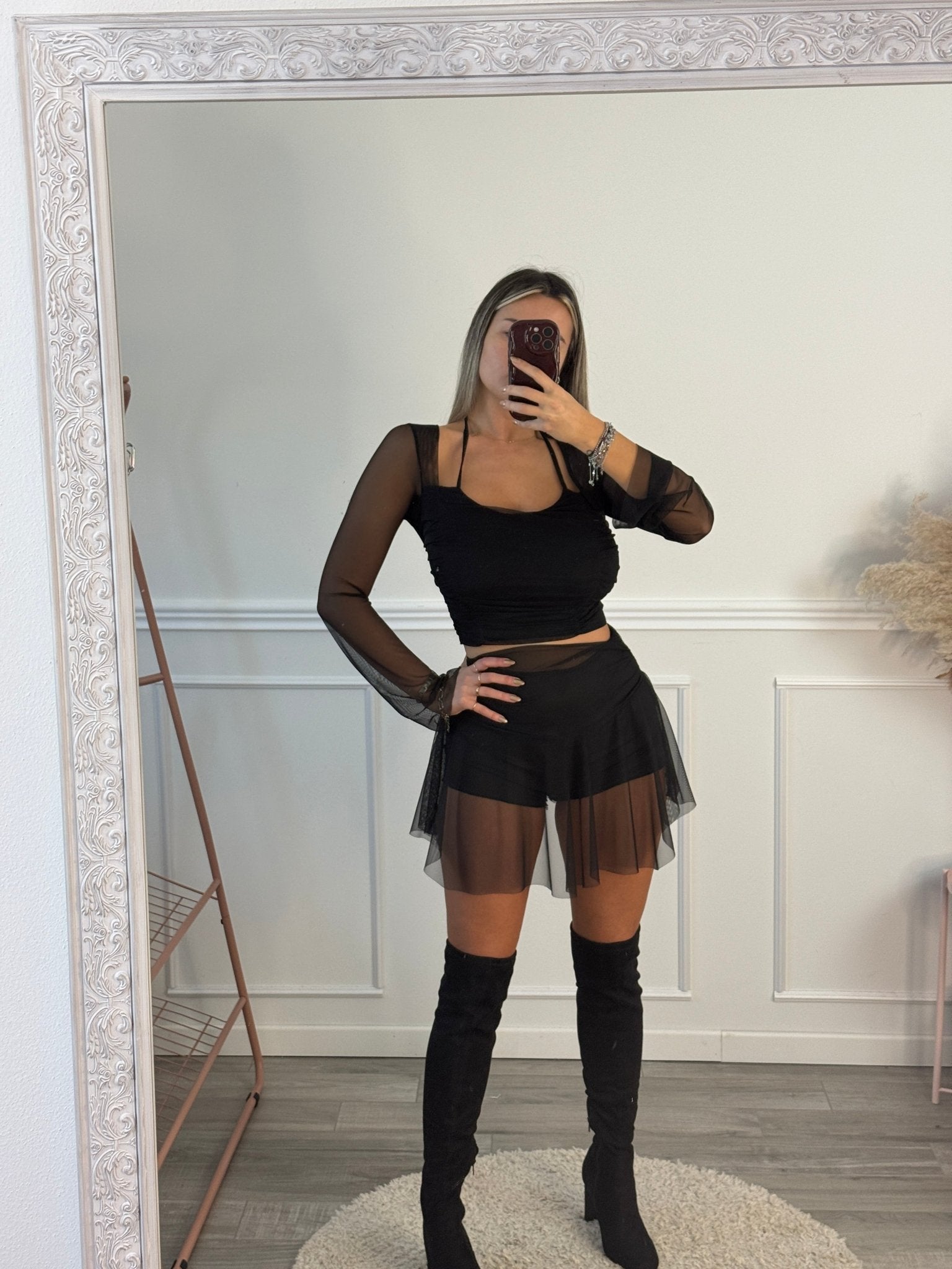 Top nero in tulle stretch semitrasparente con maniche lunghe svasate - Follie by Alice