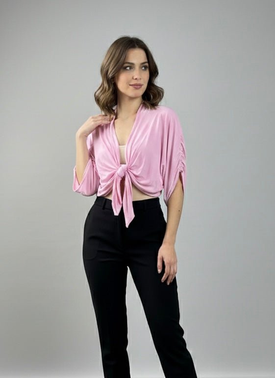 Top rosa con fiocco e maniche a pipistrello