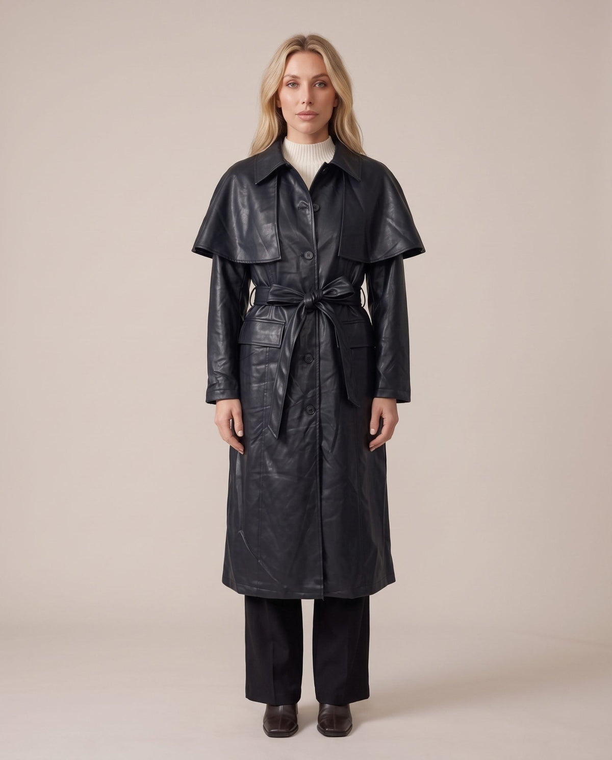 Trench lungo in ecopelle con mantellina VIENNA - Follie by Alice Immagine principale del prodotto