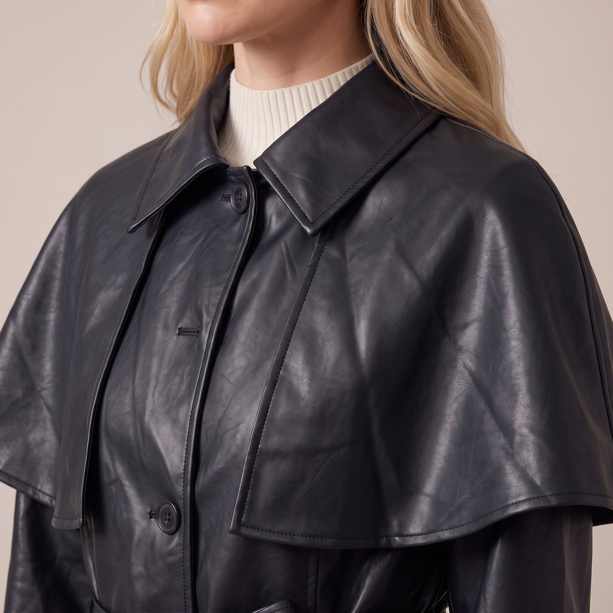 Trench lungo in ecopelle con mantellina VIENNA - Follie by Alice Immagine secondaria del prodotto