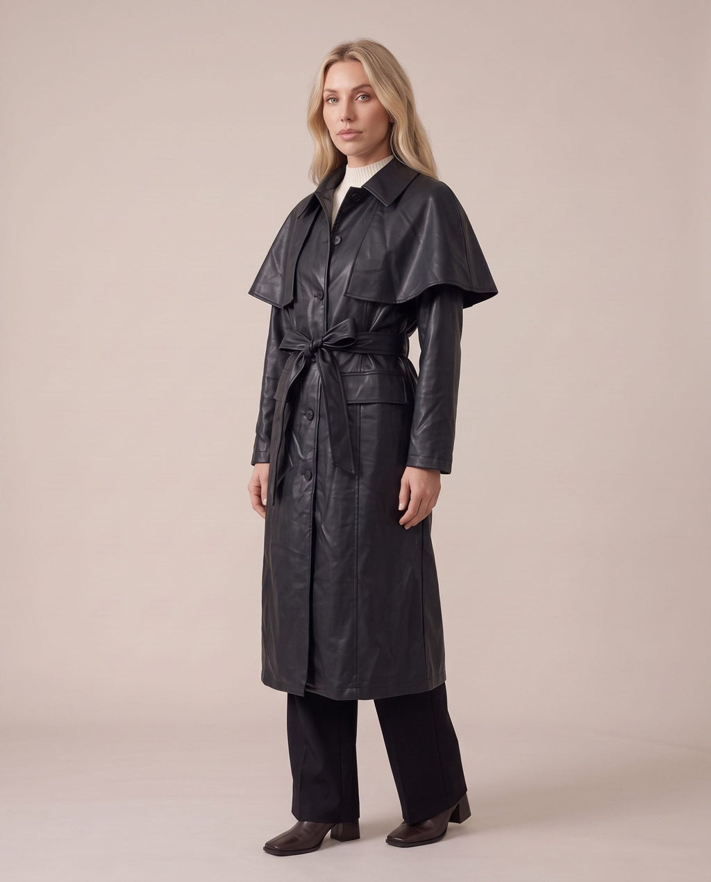 Trench lungo in ecopelle con mantellina VIENNA - Follie by Alice