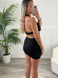 Tubino satin cut-out con scollo halter e anello dorato scultura