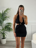 Tubino satin cut-out con scollo halter e anello dorato scultura