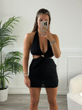 Tubino satin cut-out con scollo halter e anello dorato scultura