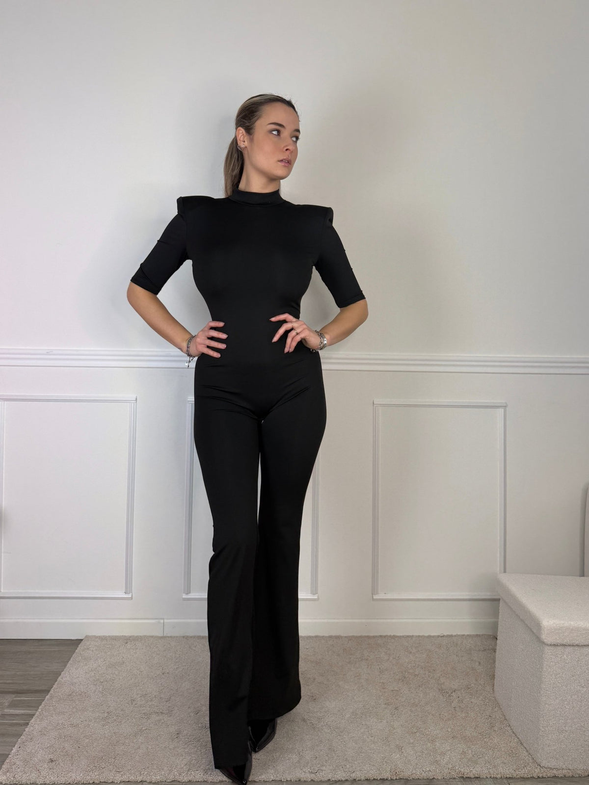 Tuta jumpsuit con spalle strutturate e schiena scoperta - Follie by Alice