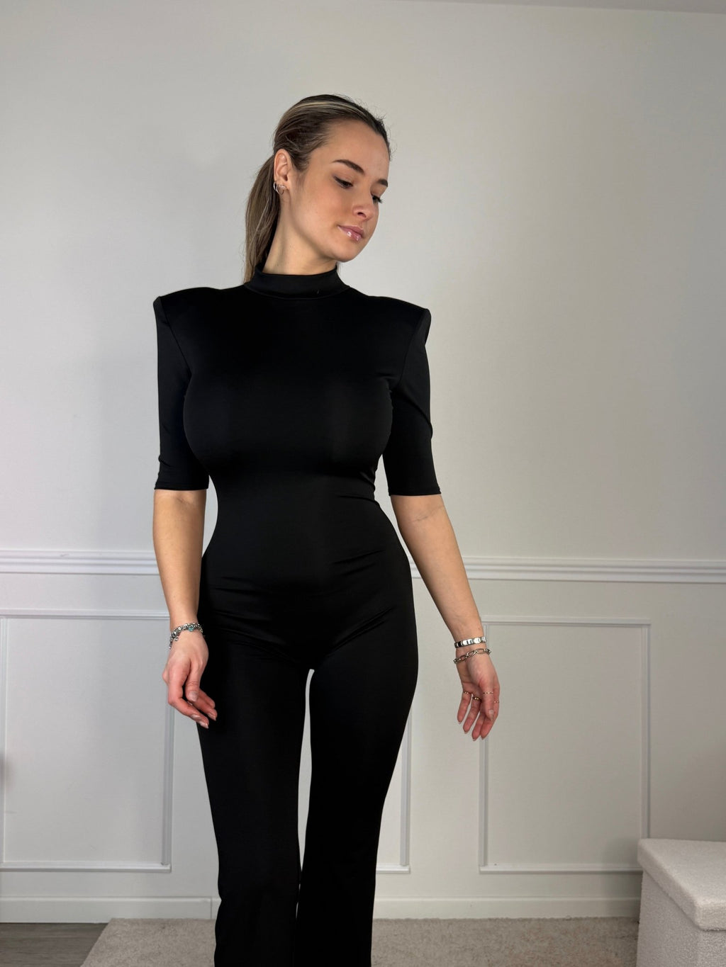 Tuta jumpsuit con spalle strutturate e schiena scoperta - Follie by Alice