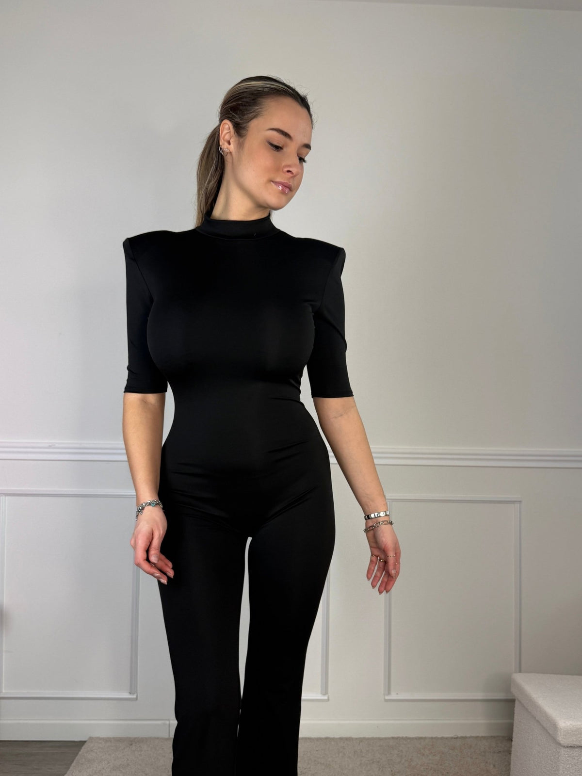 Tuta jumpsuit con spalle strutturate e schiena scoperta - Follie by Alice