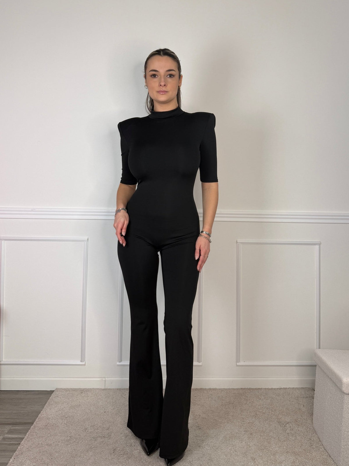 Tuta jumpsuit con spalle strutturate e schiena scoperta - Follie by Alice