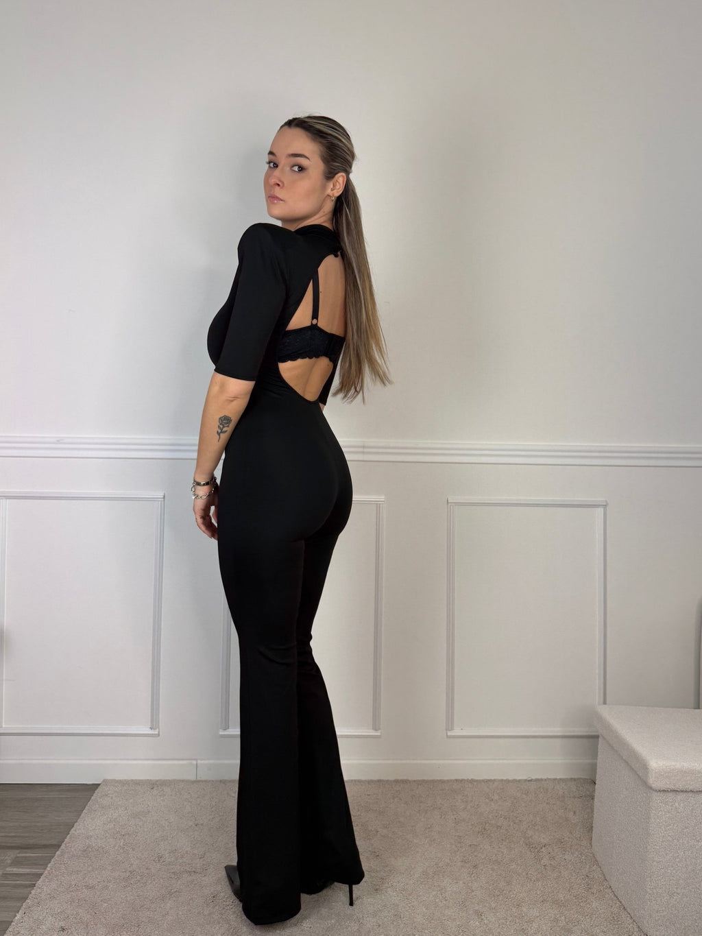 Tuta jumpsuit con spalle strutturate e schiena scoperta - Follie by Alice