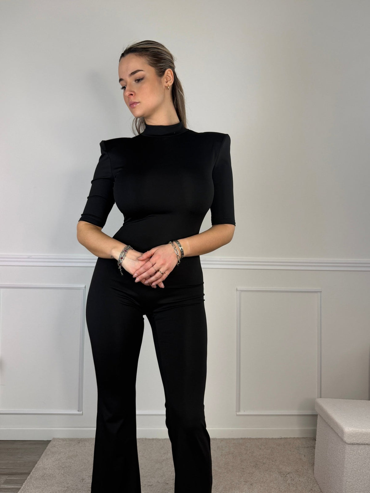 Tuta jumpsuit con spalle strutturate e schiena scoperta - Follie by Alice