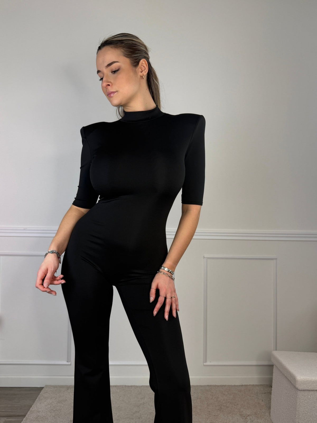 Tuta jumpsuit con spalle strutturate e schiena scoperta - Follie by Alice