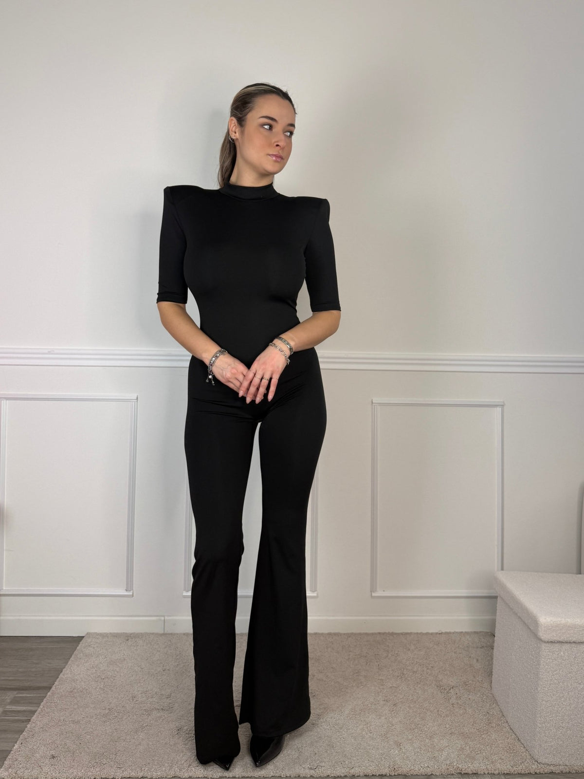 Tuta jumpsuit con spalle strutturate e schiena scoperta - Follie by Alice