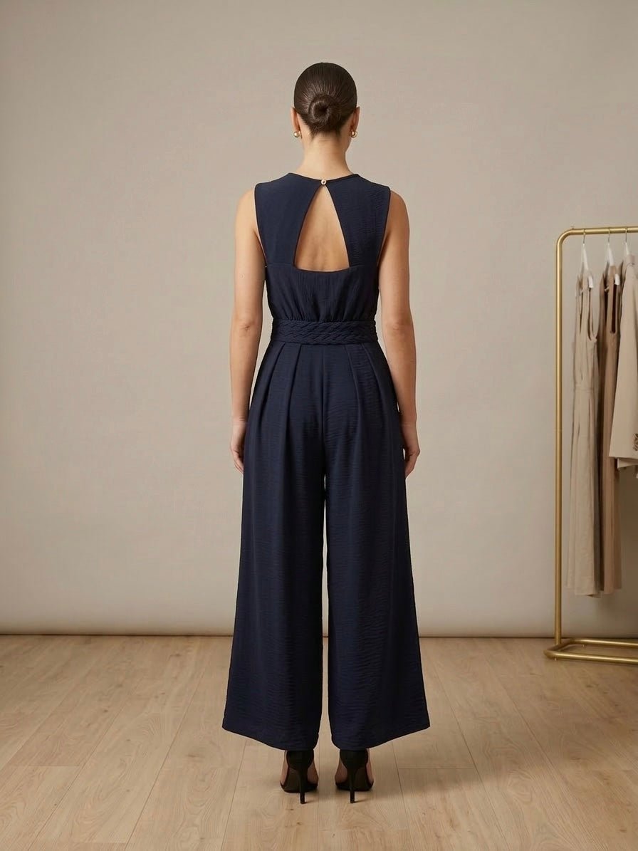 Tuta jumpsuit smanicata con scollo a V e cut-out sulla schiena Immagine secondaria del prodotto