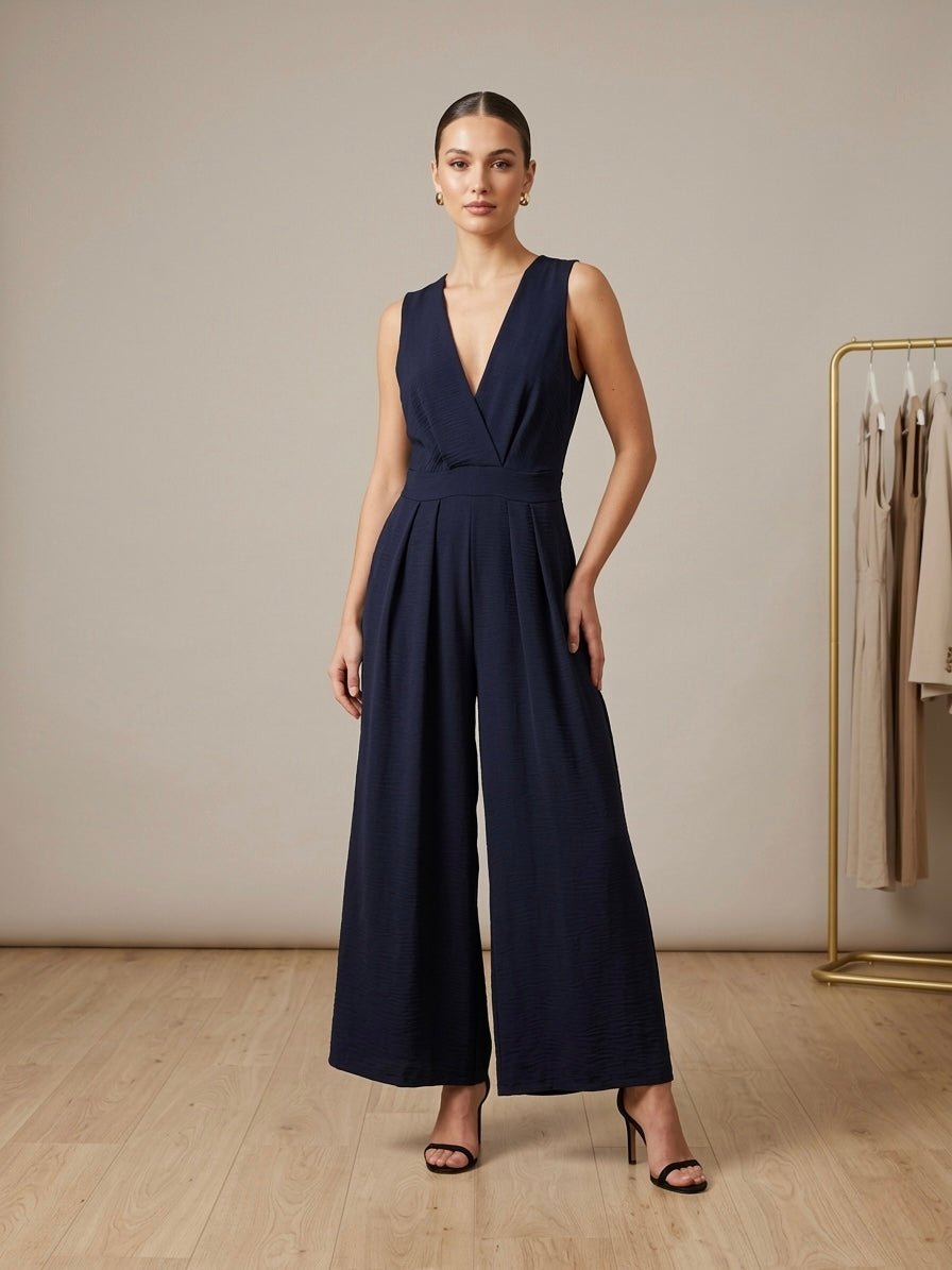 Tuta jumpsuit smanicata con scollo a V e cut-out sulla schiena