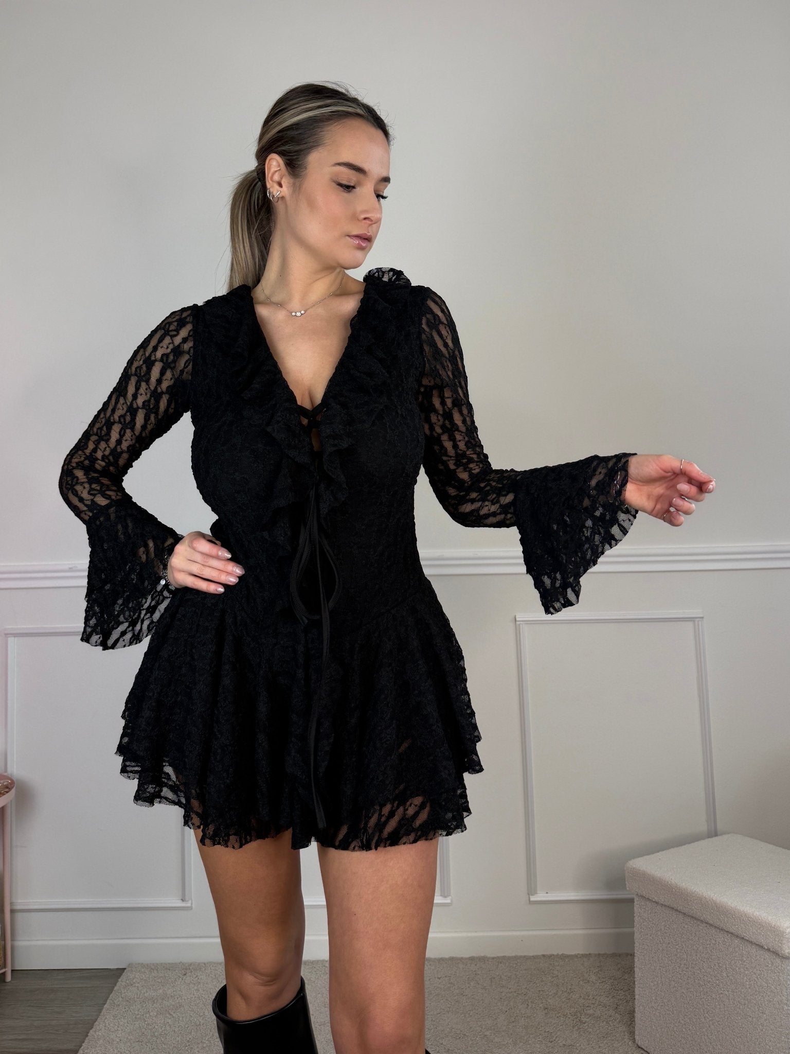 Tutina in pizzo a balze con maniche a campana e scollo a V con laccetti - Follie by Alice