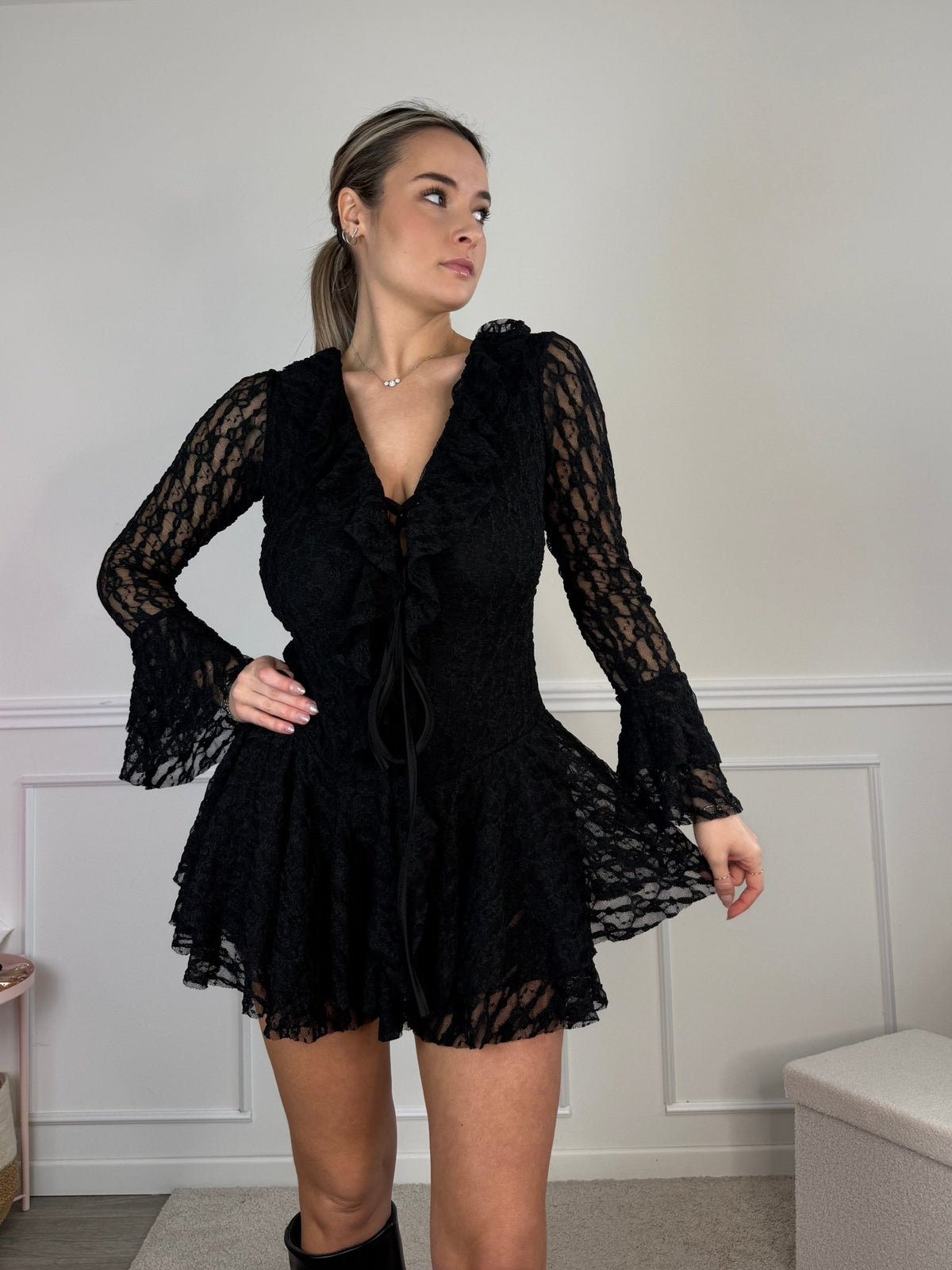 Tutina in pizzo a balze con maniche a campana e scollo a V con laccetti - Follie by Alice