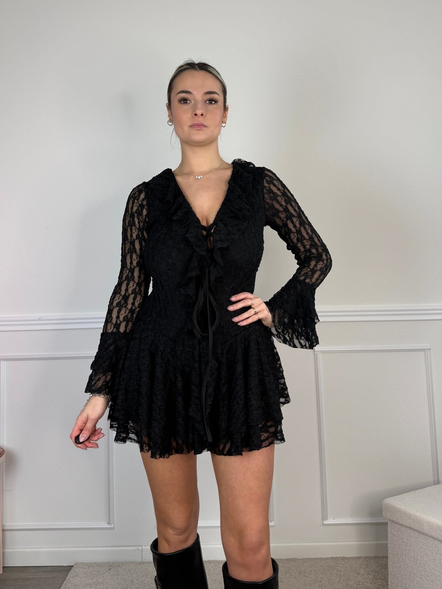 Tutina in pizzo a balze con maniche a campana e scollo a V con laccetti - Follie by Alice
