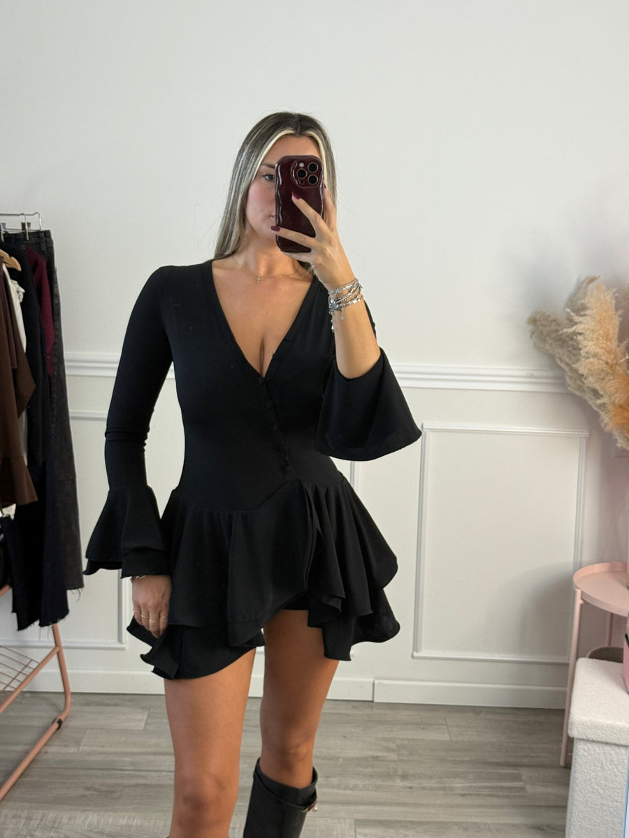 Tutina svasata a balze con maniche a campana e scollo profondo – alternate