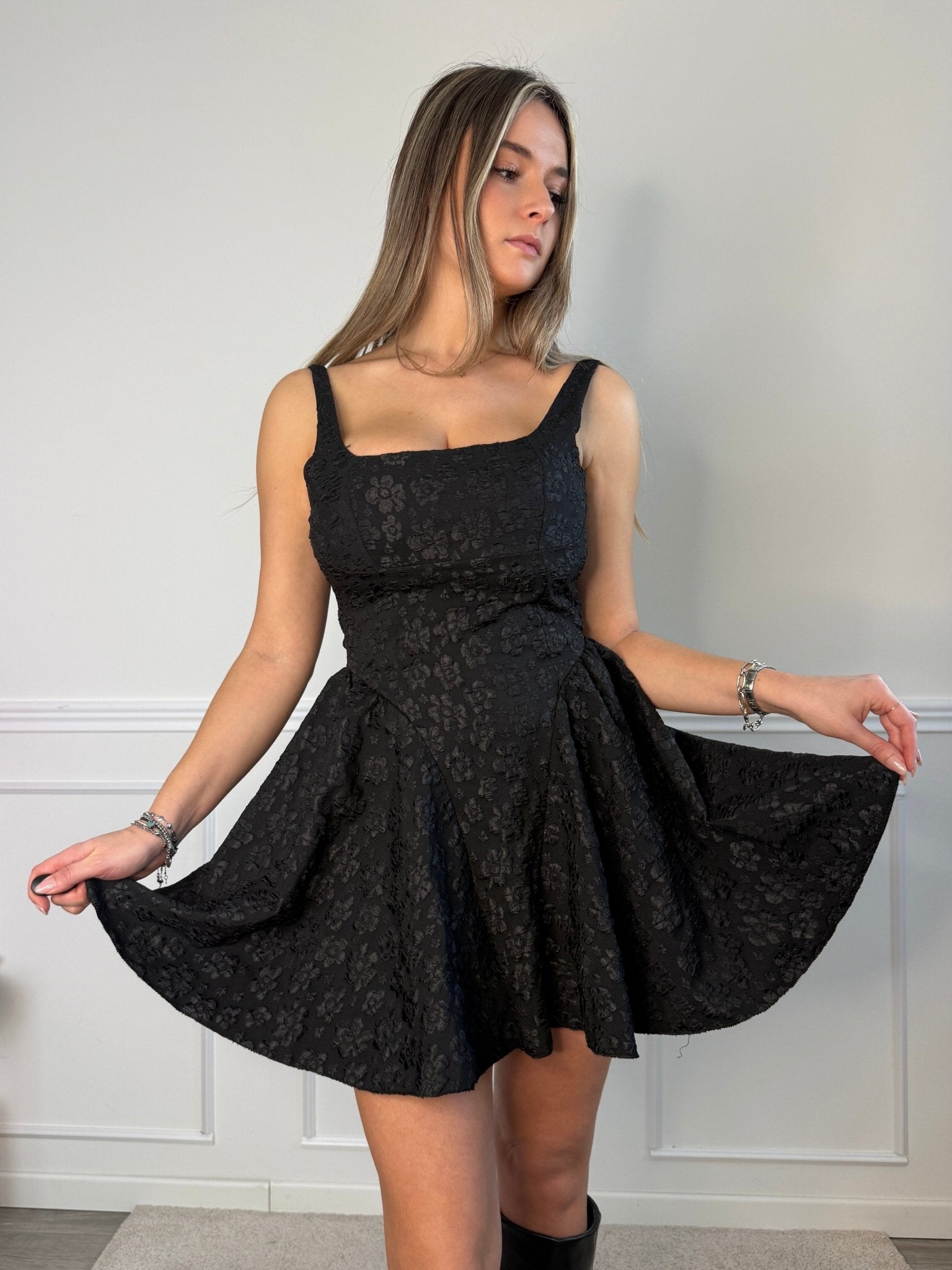 Vestitino con gonna a ruota, schiena scoperta e fiori ricamati - Follie by Alice